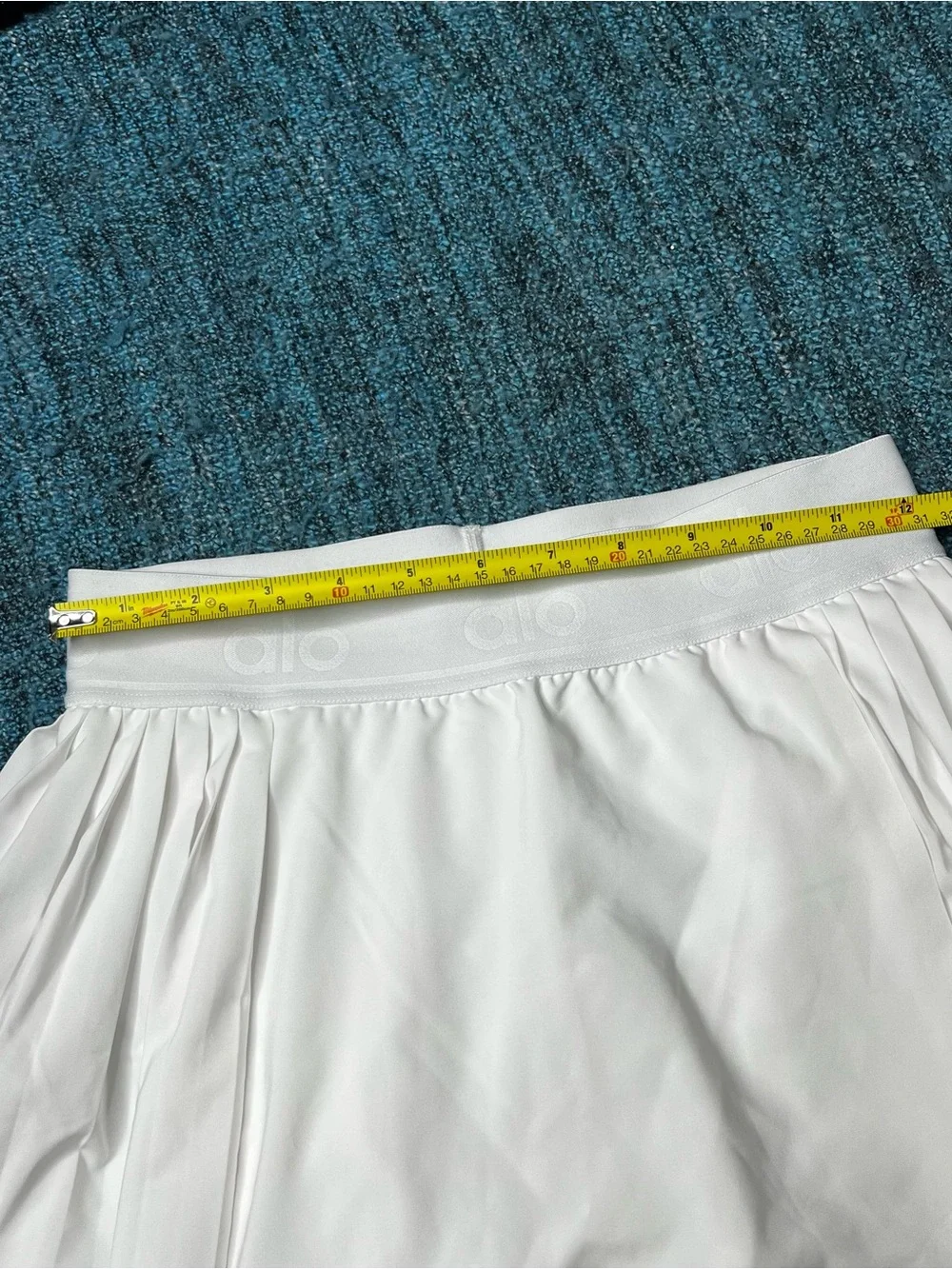 Alo Yoga Aces Tennis Skirt in White Women's XS/Small Pickleball Pleated Skort